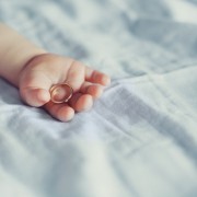 ベビーリングは、幸せ運ぶプレゼント。赤ちゃんにファーストジュエリーを贈ろう