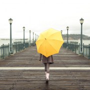 女友達の誕生日プレゼントに、傘はいかが?雨の日も気分が晴れる素敵な贈り物