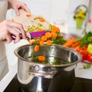 女性上司の誕生日に!料理をするのが楽しみになるキッチングッズをプレゼント