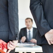 男性上司への誕生日プレゼント。年代別にチョイスする、喜ばれアイテム集