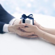 奥さんの誕生日プレゼントに贈る〜シンプルで飽きのこないネックレス7選