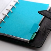 同僚の誕生日プレゼントに!ビジネスマンに嬉しい機能性抜群の上質手帳