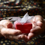 60代女性へ贈るプレゼント。母や祖母へ、今もこれからも輝ける厳選アイテムリスト