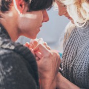 大学生の彼女に贈るクリスマスプレゼント。大人かわいいアイテムを選ぶのがコツ!