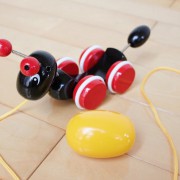 新生児に知育おもちゃをプレゼント。出産祝いに選びたい、すくすく学べるアイテム集