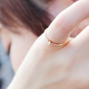 変わらぬ想いとともに記念日に贈りたい、上品デザインのピンキーリング