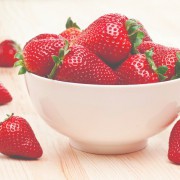 1月15日はいちごの日。恋する友達に、チャンスを掴むいちごモチーフを贈ろう♡