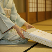 【菓子折りの意味って?】謝罪やお礼で使える、選び抜かれた逸品と渡し方マナー集