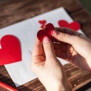 母の日に贈るメッセージカード選び。感動を呼ぶ、喜ばれカードのアイデアとは?