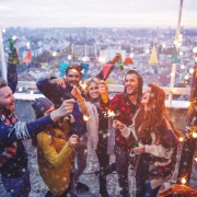 結婚祝いのサプライズパーティー!友達を華やかに祝う、とっておきのアイデア集