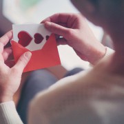 母の日に贈りたいメッセージ&プレゼント特集。100字で伝える感謝の気持ち