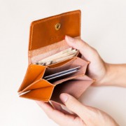 母の日に選ぶお財布のプレゼント。節目の年にセレクトしたい、意味のあるアイテム集