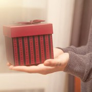 サプライズボックスを彼にプレゼント!誕生日や記念日に愛を贈る、素敵アイデアとは