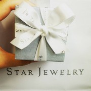 STAR JEWELRY のジュエリーで、彼女に自信と輝きをプレゼント