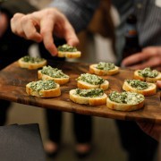 ホームパーティーの手土産におつまみはいかが?お酒と一緒におすすめをご紹介。