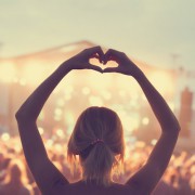 フェス好き彼女へのプレゼント特集。暑い夏は、嬉しいグッズと一緒に盛り上がろう!