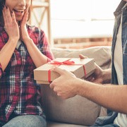 愛情込めた妻へのクリスマスプレゼント。奥様に思いやりを届ける人気ギフト集