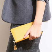 秋冬のご褒美やプレゼントに。革小物を選んで、上質で味わい深い女性になろう。