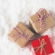 0歳の赤ちゃんへの初クリスマスプレゼントは、長く使える喜ばれアイテムを選ぼう