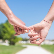 あなたの彼は大丈夫?乾燥しがちな男性の手を優しく覆うハンドクリームのプレゼント