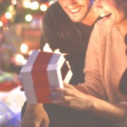 普段は気持ちをうまく伝えられない妻へ贈る、想いの伝わるクリスマスギフト