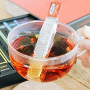 紅茶の概念を変える。スタイリッシュな”魔法の杖”で香り高い紅茶をプレゼント