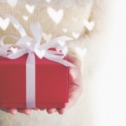 大切な彼女へのホワイトデーギフト。白がテーマのファッション小物を贈ろう