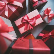 【予算5万円】贅沢気分になれるプレゼントで、記念日やお祝いムードを盛り上げよう