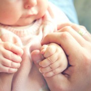 産後の友人へプレゼント。お見舞いのマナーと身体に優しい手土産12選