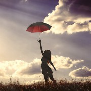 心が晴れる傘のプレゼント。女性たちを虜にするアイテムセレクトは?