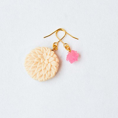 お干菓子ピアス 和三盆ダリア
